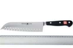 Wüsthof Classic Granton Santoku Knife 17 Cm, 4183 21 Wüsthof Classic Granton Santoku Knife 17 Cm, 4183 -Famous Knife Shop WU4183 04 wusthof 4183 santoku kuiltjes d4